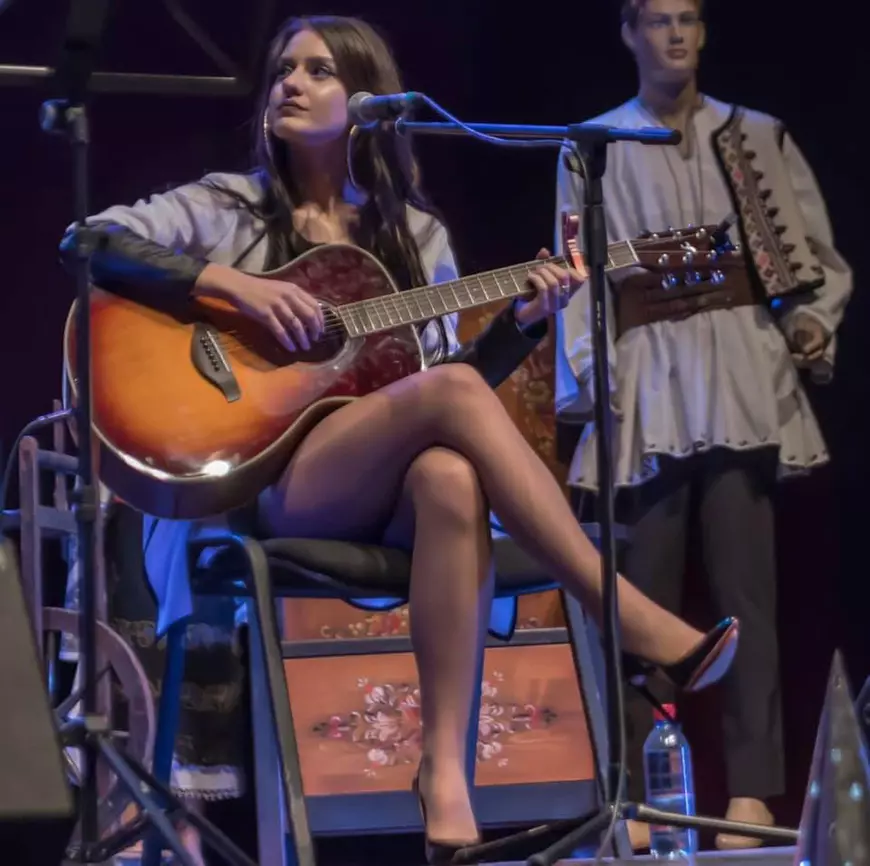 Cântăreața de folk Ștefania Iacob, cea mai premiată artistă a ultimilor ani, s-a retras din muzică și se face stewardesă!