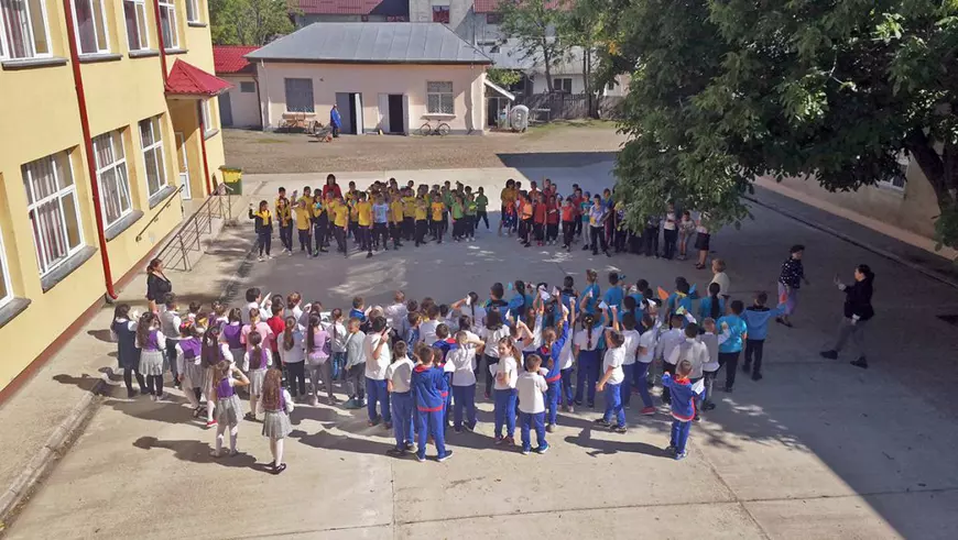 Documente | Conducerea școlii dintr-un sat din Galați e acuzată că face bani pe spatele copiilor săraci. Refuzi să dai bani pe meditații, ești amenințat cu repetenția!