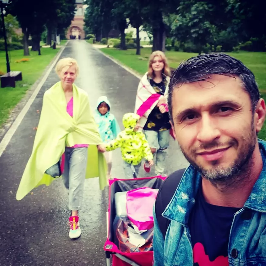 Dragoș Bucur își ia copiii la filmări și le face educație civilă. Toți trei sunt implicați în munca de echipă!