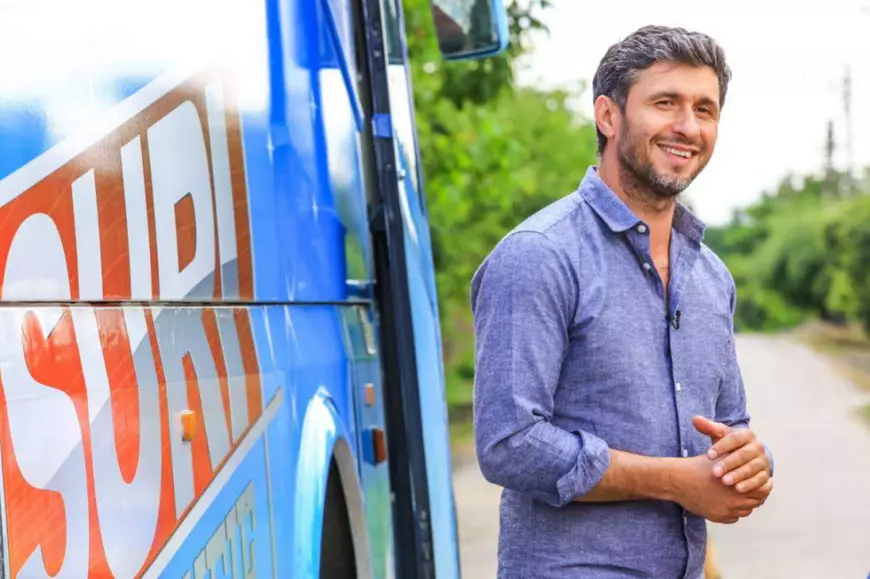 Dragoș Bucur își ia copiii la filmări și le face educație civilă. Toți trei sunt implicați în munca de echipă!