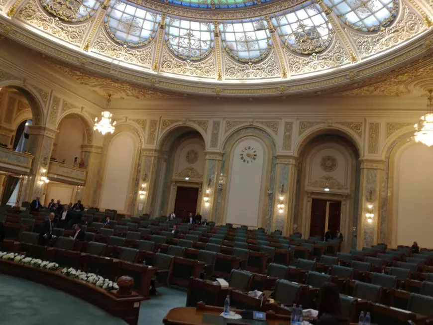 Negocierile pentru moţiunea de cenzură încurcă activitatea în Parlament. Senatul şi-a suspendat şedinţa de plen, din lipsă de cvorum