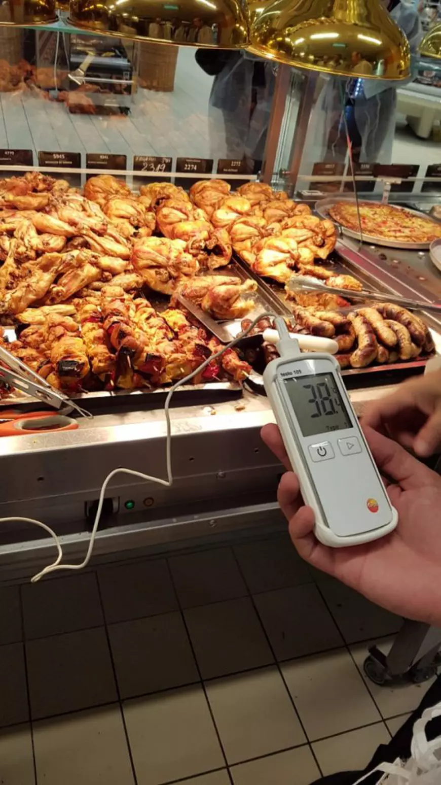 Magazine Carrefour cu produse expirate și pește stricat, închise de Protecția Consumatorului. Care a fost reacția hypermarketului