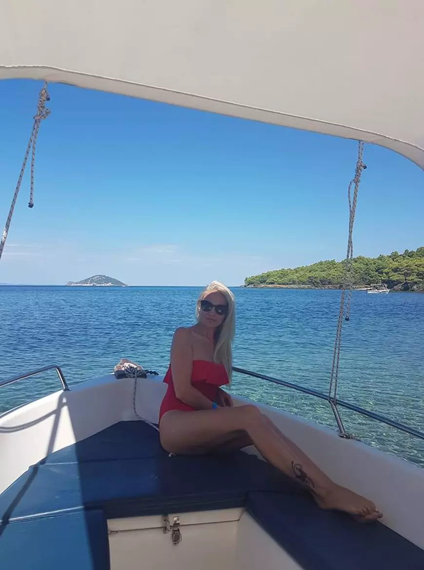 Traian Băsescu a fost fotografiat lângă o blondă sexy, la un restaurant din Bruxelles