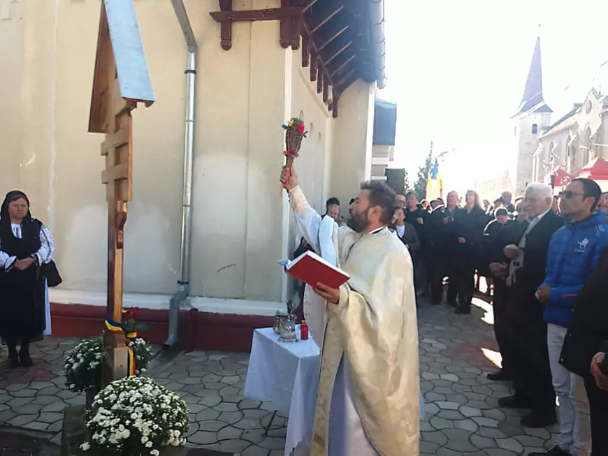 Clopotarii pierd teren în fața tehnologiei. Parohul bisericii din Șercaia, dotată cu clopote ”inteligente”: ”Cu telecomanda e mult mai ușor. Bate la 300 de metri și evităm și accidentele”