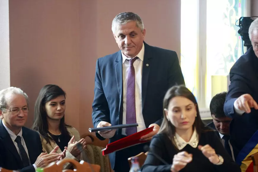 Nu are loc în catalogul soiurilor românești, dar își face loc pe piață. Usturoiul de Râmnicelu îi face vânt celui chinezesc