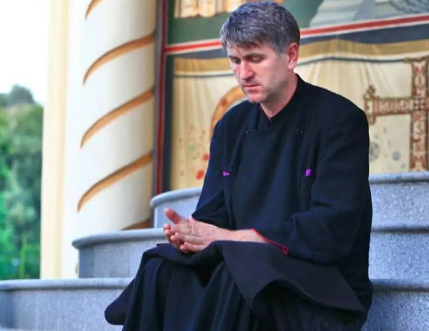 Cultul lui Pomohaci | Cum îi ademenea pe minori fostul preot acuzat de pedofilie.  “La părintele îi e frică să doarmă singur”