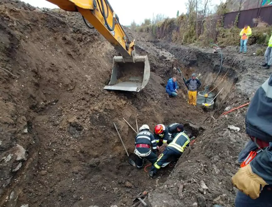 Doi muncitori, prinși sub un mal de pământ. Unul dintre ei a fost decapitat de cupa excavatorului care săpa să-l salveze!