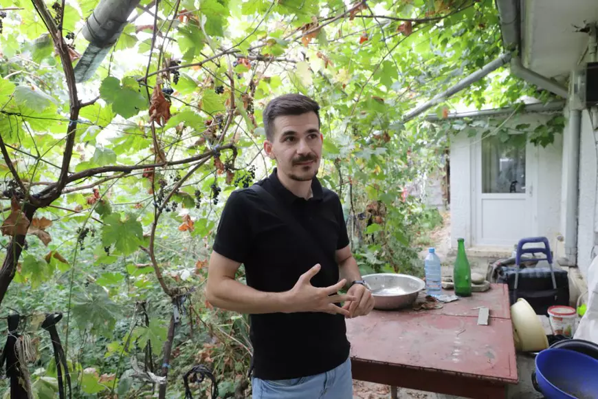 Un fost vameș din Galați, bolnav psihic, a fost alergat de trupele speciale și împușcat în propria curte, după ce a fost reclamat de o vecină la poliție. Nici un medic nu a fost prezent la intervenție