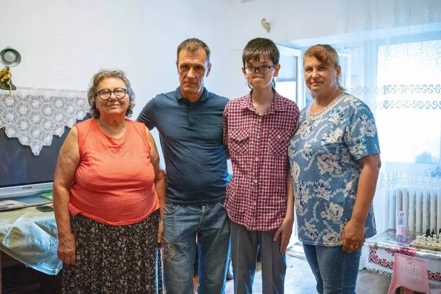 Drama unui băiat de 18 ani din Slobozia, care a trecut prin 27 de intervenții chirurgicale. Cum arată Raul acum