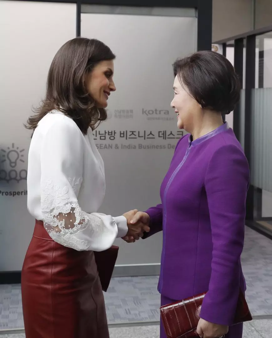 Meghan Markle și regina Letizia a Spaniei, îmbrăcate la fel. Au purtat același model de fustă