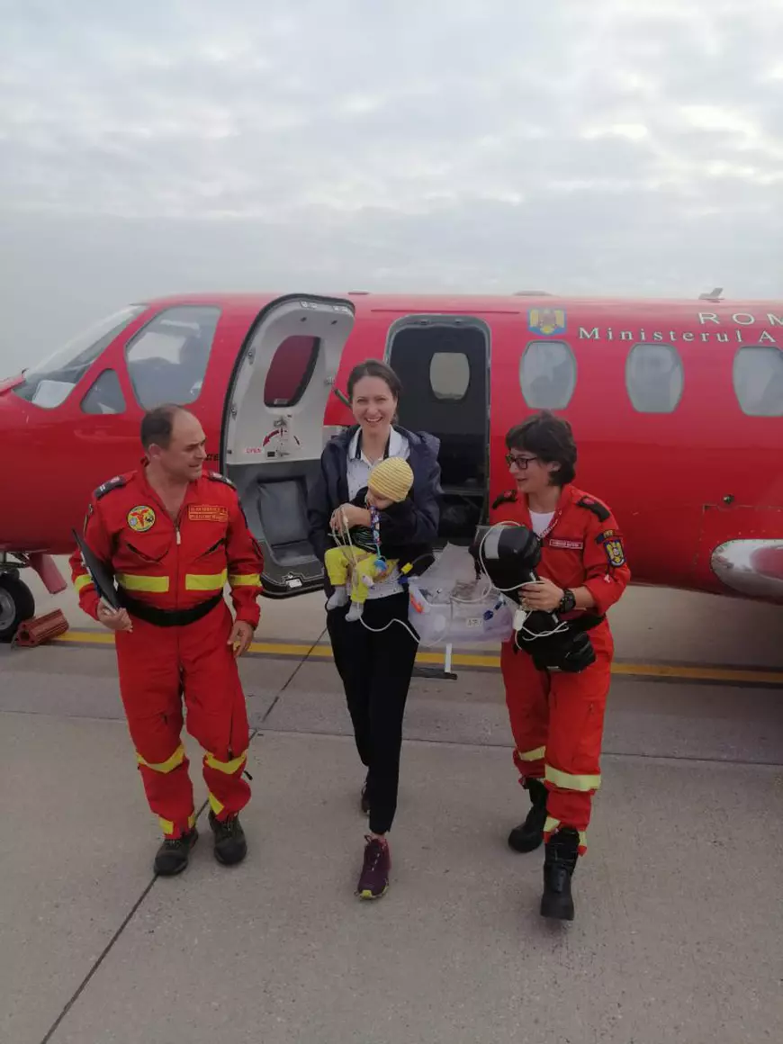 Micuțul Alexandru Mihai a ajuns în Italia. Bebelușul de zece luni bolnav de sindrom nefrotic e într-un program de evaluare și nutriție de lungă durată