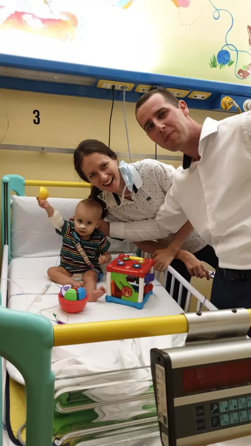 Micuțul Alexandru Mihai a ajuns în Italia. Bebelușul de zece luni bolnav de sindrom nefrotic e într-un program de evaluare și nutriție de lungă durată