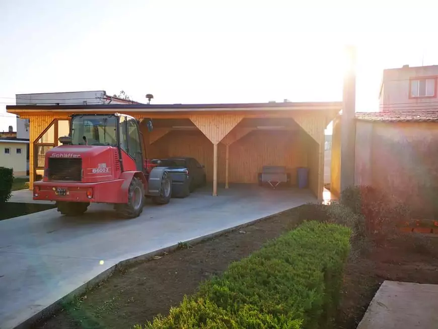 Primarul-preot al unei comune a blocat mașina secretarei cu buldoexcavatorul. A fost nevoie de intervenția poliției