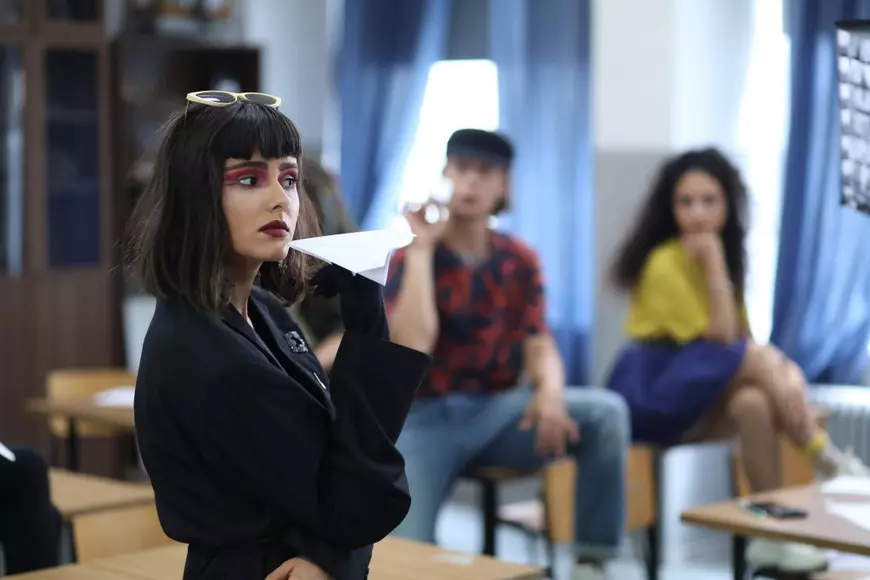 Rolul din serial, făcut după felul ei de-a fi extravagant! Actrița Rebecca Nicolescu, din “Profu”: “Sunt foarte drama queen”