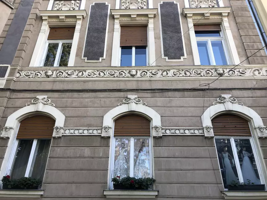 Secretele cartierului bogătașilor din Timișoara. Cum au folosit proprietarii unui coafor părul Împărătesei Sissi și cum de unele case au borne metalice care indică nivelul Mării Adriatice