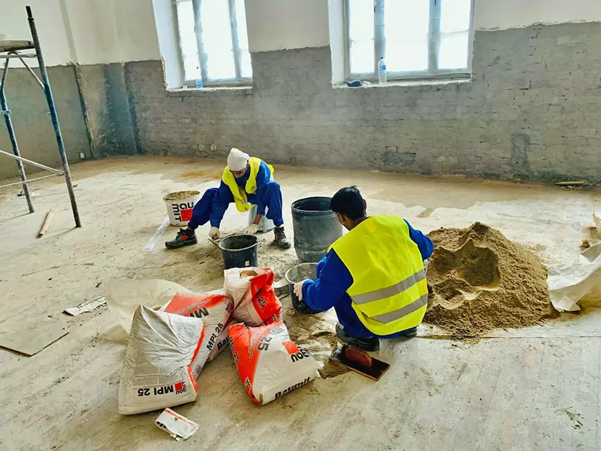 Un liceu din Buzău e reabilitat cu muncitori indieni, iar o stradă e reparată cu muncitori din Vietnam. Firmele de construcții nu mai găsesc forță de muncă în România