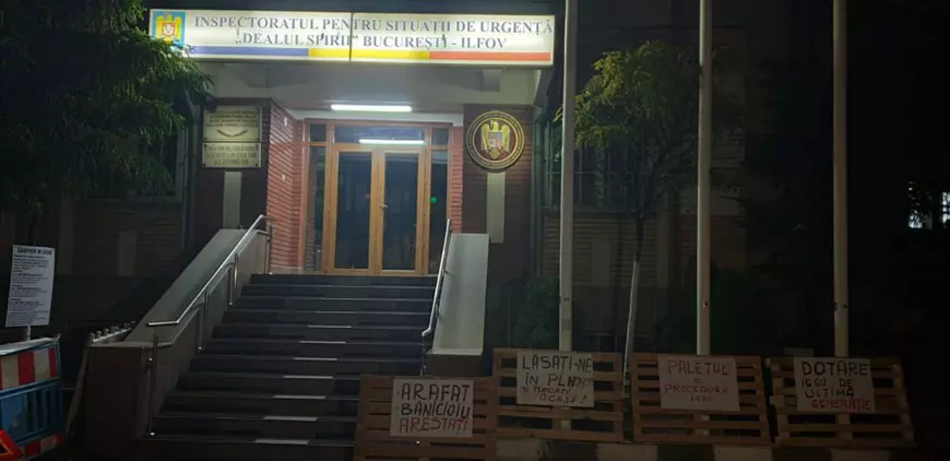 UPDATE| Protest în fața sediului IGSU. Oamenii au cerut demisia și anchetarea celor care au ascuns filmarea de la Colectiv