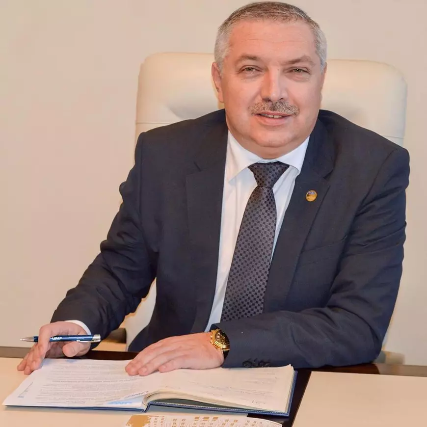 Șapte rectori și-au câștigat dreptul la al treilea mandat, interzis prin lege, folosind călătorii în Maldive, Thailanda, Bosnia și Burundi!