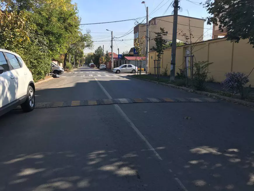 Au montat limitatoare! La trei zile după ce Libertatea a semnalat problema, autoritățile au asigurat străduța cu cele mai multe accidente din Capitală