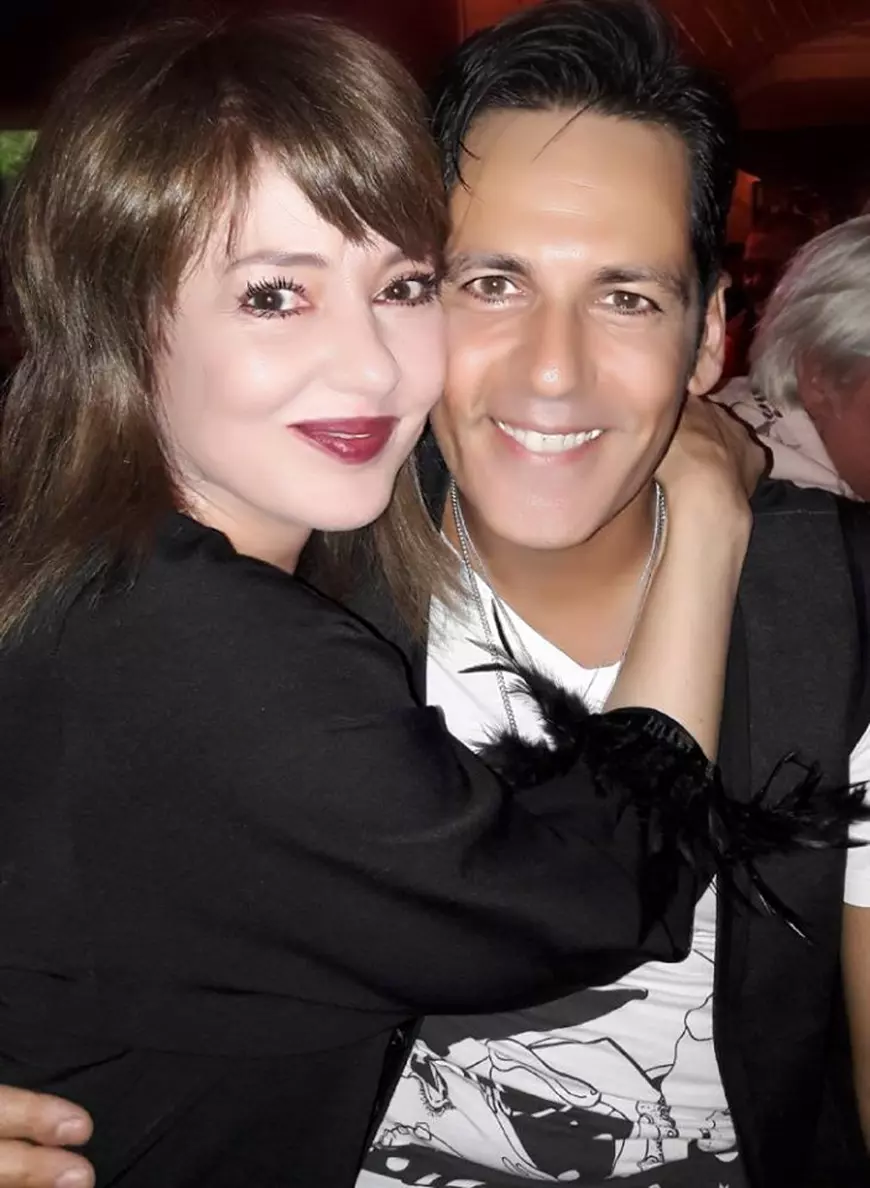 Bănică jr și-a serbat ziua cu ”porțile închise” A închiriat un bar cu pian la care le-a cântat privilegiaților