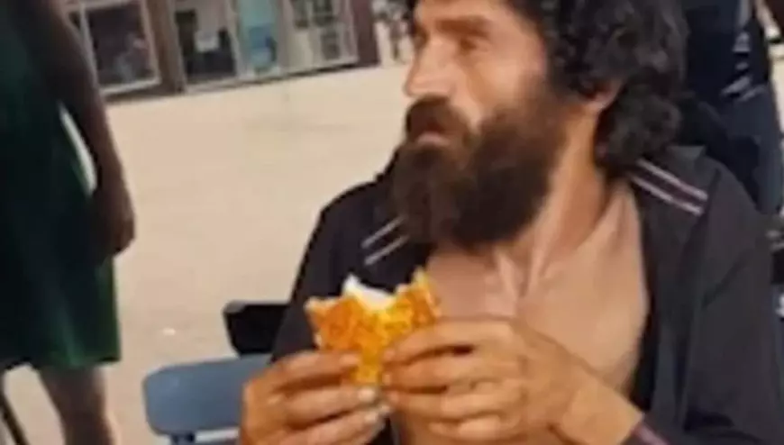 Caz halucinant: un om al străzii nu a fost lăsat să mănânce la o celebră cafenea, deși un binevoitor îi plătise consumația