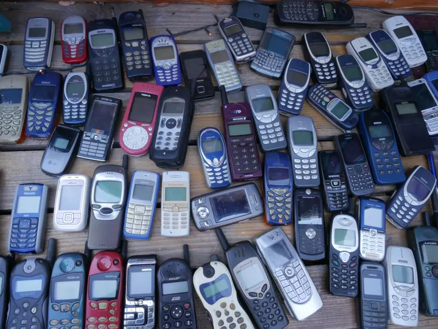 Primul mobil nu se uită niciodată! ”Cărămizile” anilor '90 și povești din epoca bipurilor și a conversațiilor de 3 secunde