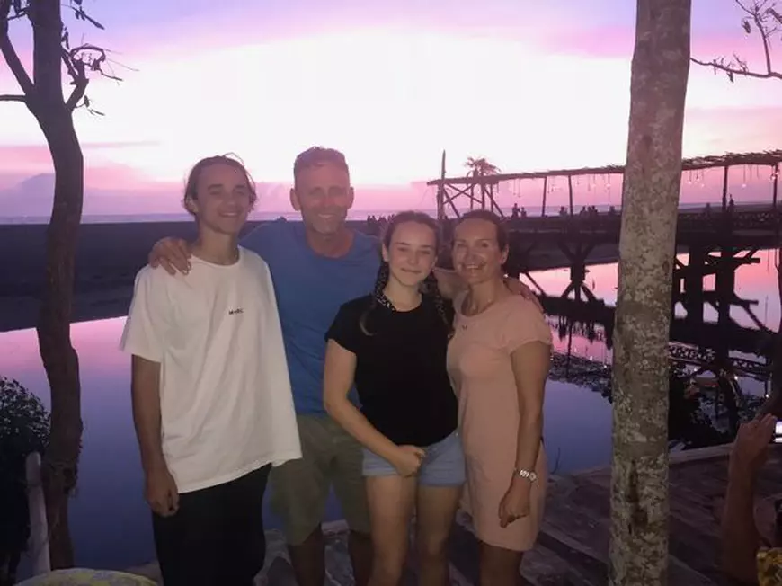 Cum a pierdut un englez 12 case și un Porsche, în doar două săptămâni. Paul a emigrat în Australia și conduce acum un proiect social