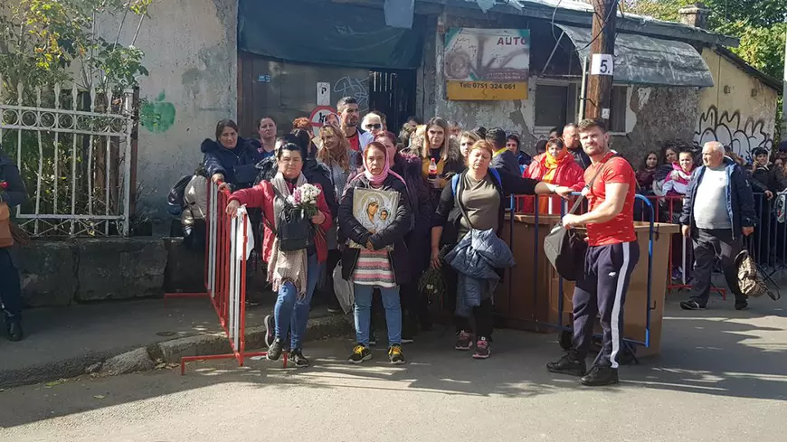 Zeci de mii de oameni s-au închinat la racla Sfintei Parascheva, în prima zi a pelerinajului de la Iași