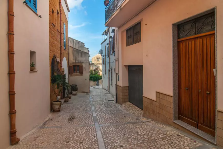 Cum se trăiește în unul dintre orașele italiene care vând case cu un 1 euro. Turiștii sunt tratați regește