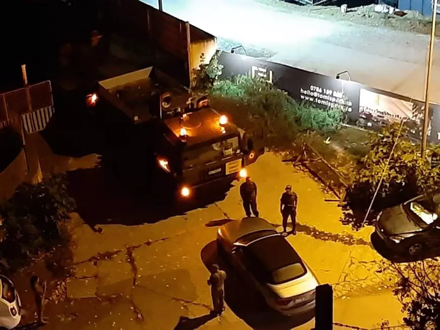 Un constănțean a blocat cu mașina intrarea unei unități militare. Soldații au așteptat 2 ore ca să scoată un TAB pe poartă!