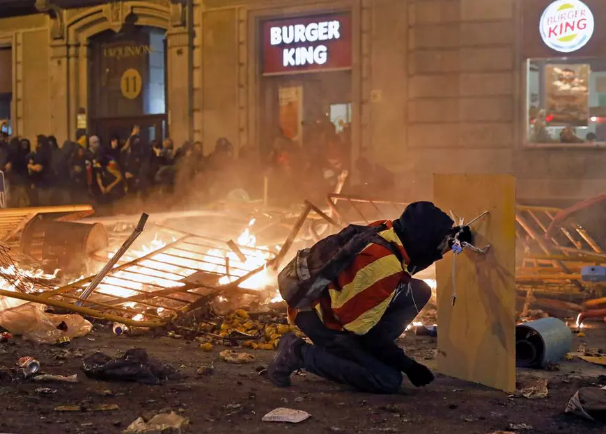 Violențe în Barcelona, după ce sute de mii de oameni au făcut grevă generală. Centrul orașului, scena confruntărilor dintre poliție și separatiști | VIDEO