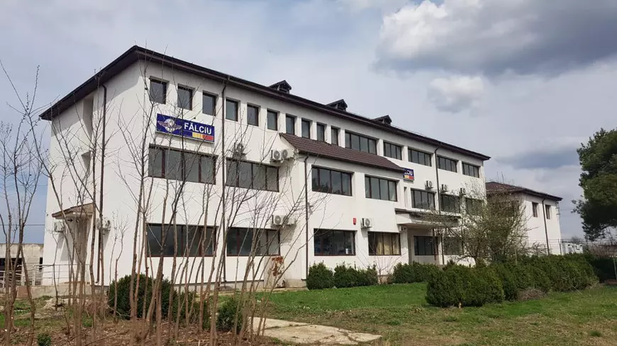Gară de 8 milioane de lei cu lacătul pe ușă. Fost angajat: ”Nu a fost folosită niciodată. S-au cheltuit banii aiurea”