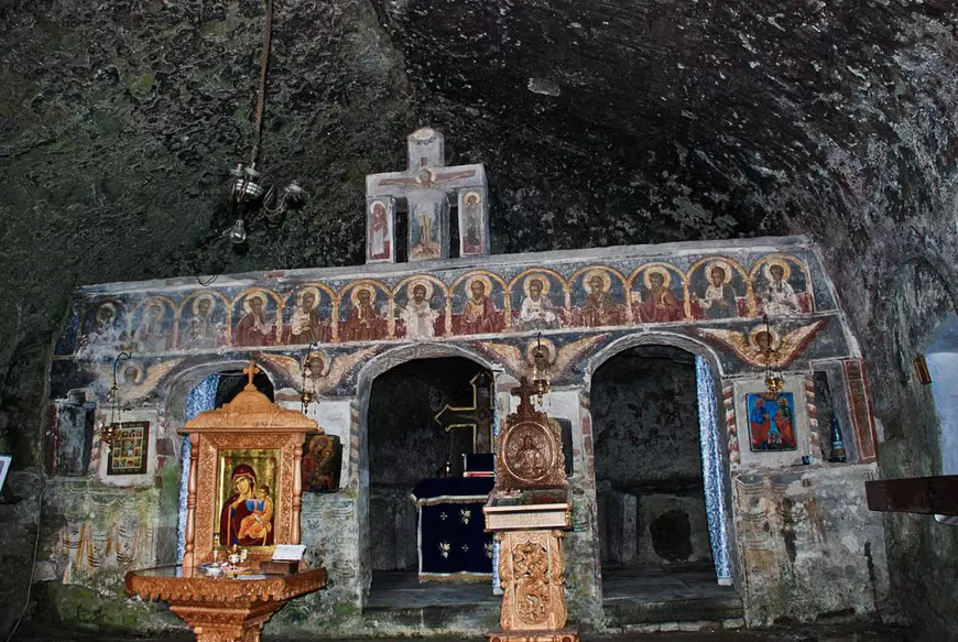 Sătenii din Corbi i-au făcut plângere primarului că le-a asfaltat o uliță în sat. Motivul incredibil pentru care au recurs la acest gest