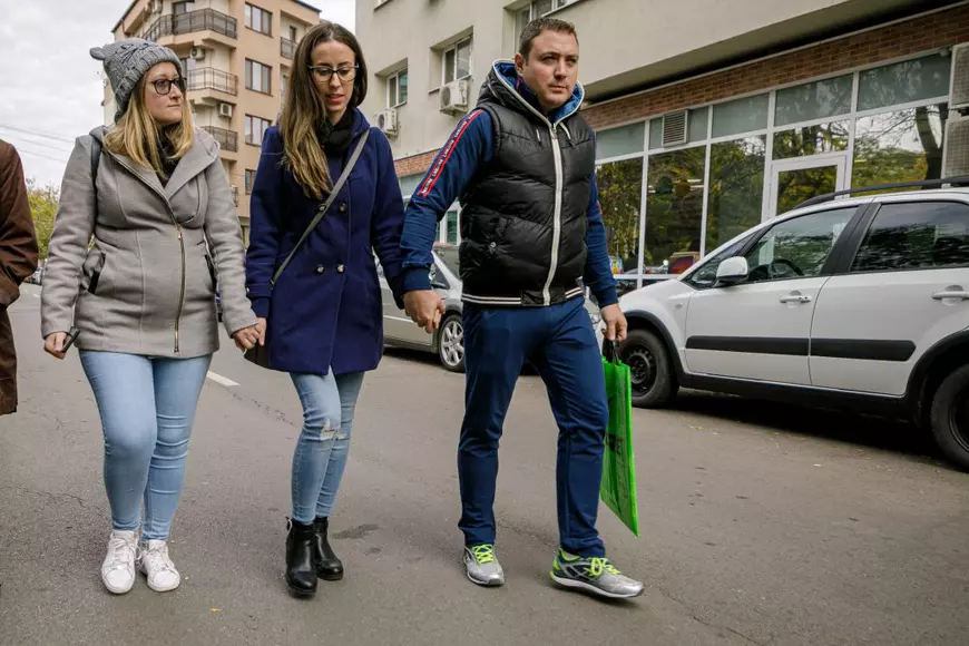Mesajul tulburător de 1 Decembrie al Elenei, o fată de 24 de ani bolnavă de scleroză multiplă: “Cu dragoste, pentru țara mea, care nu mă poate trata!”