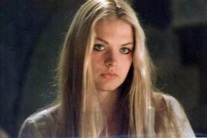 «De ce să ajungem să nu ne mai recunoaștem în oglindă?» Manuela Hărăbor, una dintre cele mai frumoase femei din România, spune nu operațiilor estetice