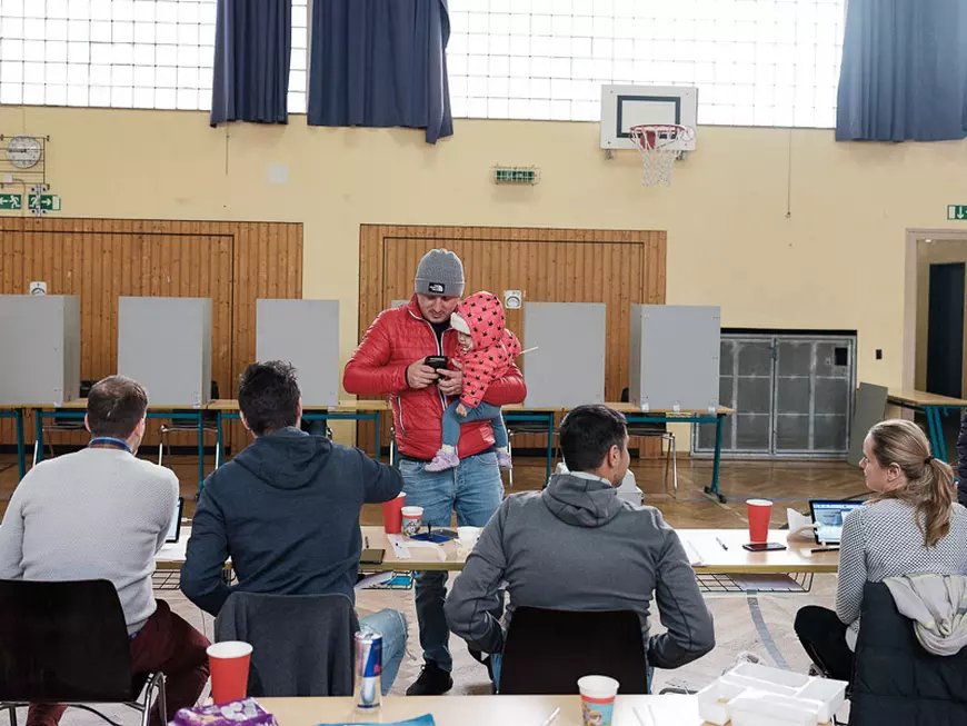 Imagini emoționante cu țara care nu se uită! Românii din Frankfurt vin la vot cu copiii lor: „Dacă ne întoarcem în țară sau nu, totul depinde de politică“