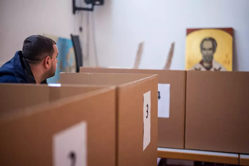 Imagini emoționante cu țara care nu se uită! Românii din Frankfurt vin la vot cu copiii lor: „Dacă ne întoarcem în țară sau nu, totul depinde de politică“