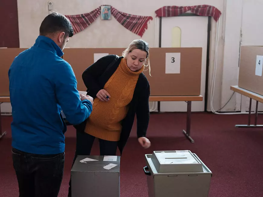 Imagini emoționante cu țara care nu se uită! Românii din Frankfurt vin la vot cu copiii lor: „Dacă ne întoarcem în țară sau nu, totul depinde de politică“