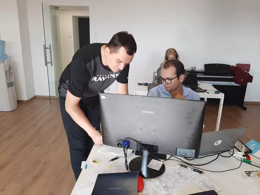 Două zile până când ne alegem președintele. Cum trăiesc o zi de alegeri sutele de voluntari anonimi care observă corectitudinea votului