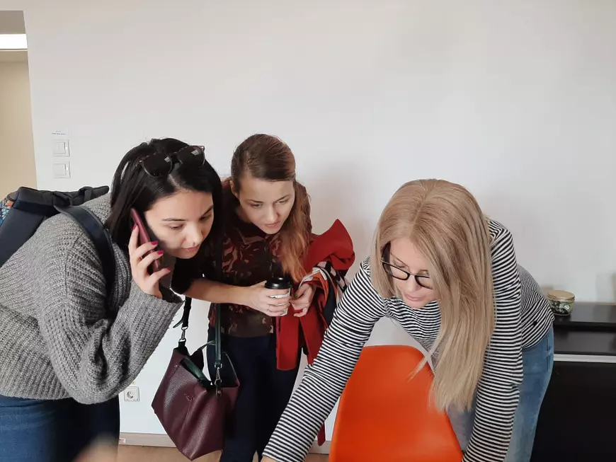 Două zile până când ne alegem președintele. Cum trăiesc o zi de alegeri sutele de voluntari anonimi care observă corectitudinea votului