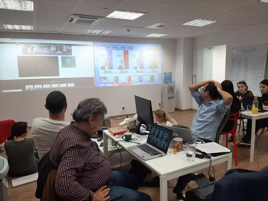 Două zile până când ne alegem președintele. Cum trăiesc o zi de alegeri sutele de voluntari anonimi care observă corectitudinea votului