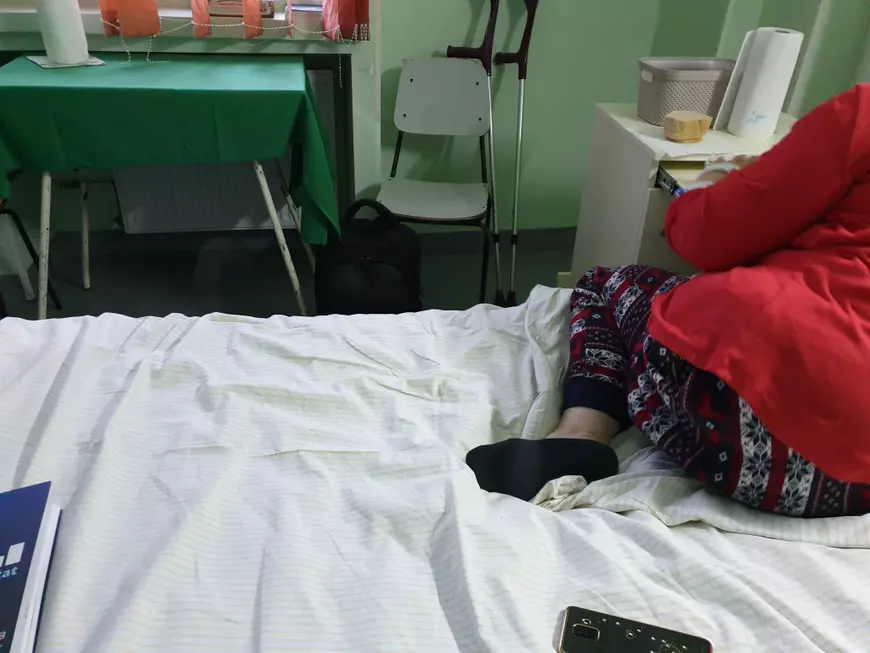 TRAGEDIA DE LA TIMIȘOARA. Femeia în cârje a ieșit din spital și cere ca administrația blocului cu proprietar elvețian să răspundă pentru ce a făcut!