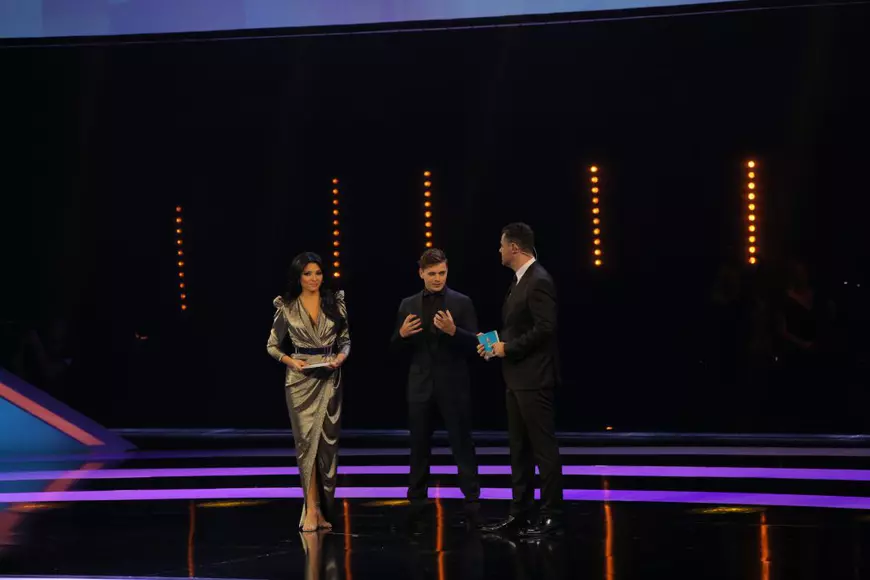 Corina Caragea a strălucit la tragerea la sorți a Euro 2020. Antrenorii au pozat pe grupe cu trofeul! Cele mai spectaculoase imagini / FOTO