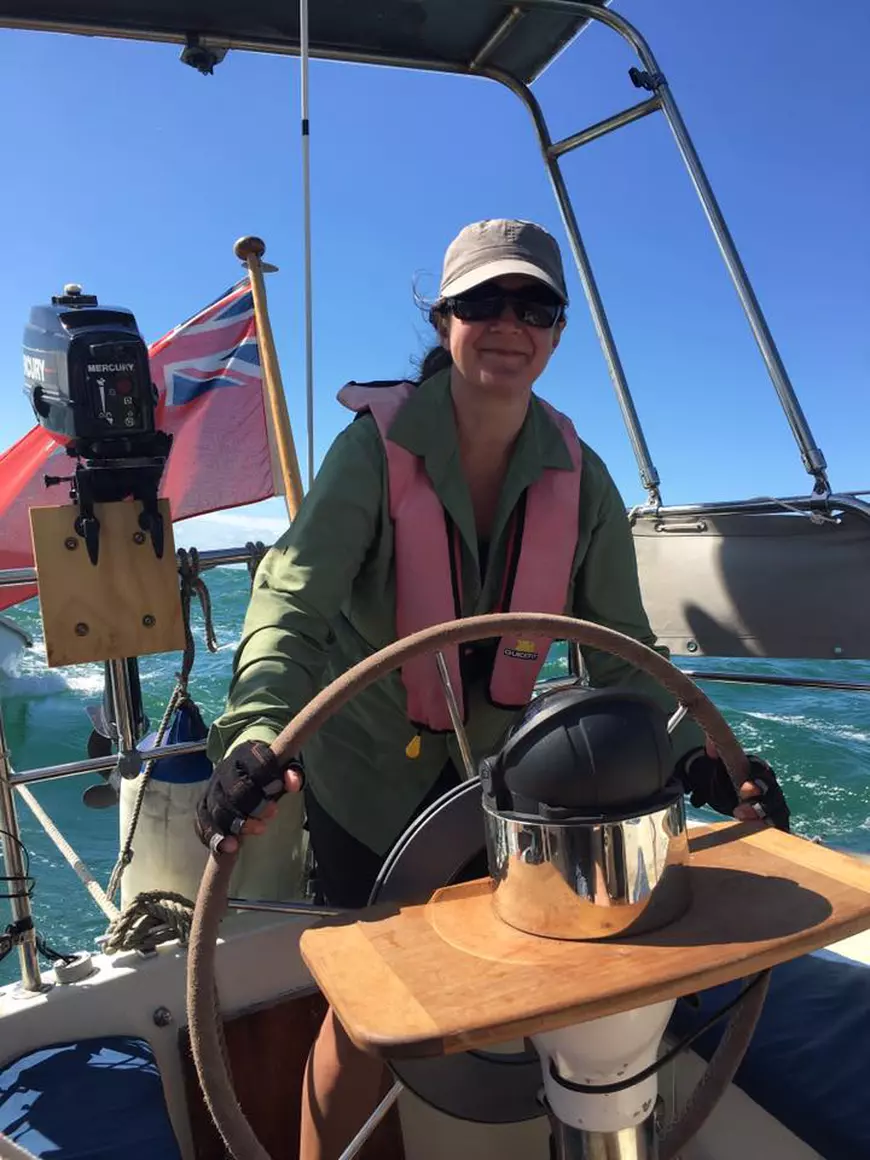 O turistă a supraviețuit două zile pe mare, într-o șalupă, cu ajutorul acadelelor