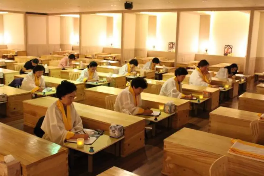 Sud-coreenii își simulează înmormântarea pentru a învăța să-și aprecieze viața. Tânăr, după ce a ieșit din sicriu: ”Fericirea se trăiește în prezent”