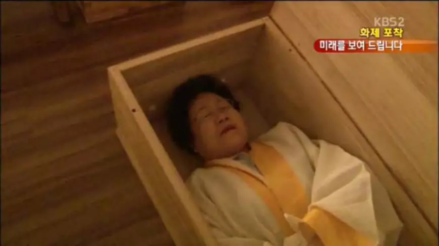 Sud-coreenii își simulează înmormântarea pentru a învăța să-și aprecieze viața. Tânăr, după ce a ieșit din sicriu: ”Fericirea se trăiește în prezent”