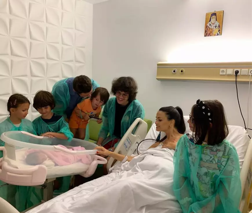 E grea viața cu 6 copii! Anca Serea a găsit, în sfârșit, o bonă și și-a adus și mama să o ajute