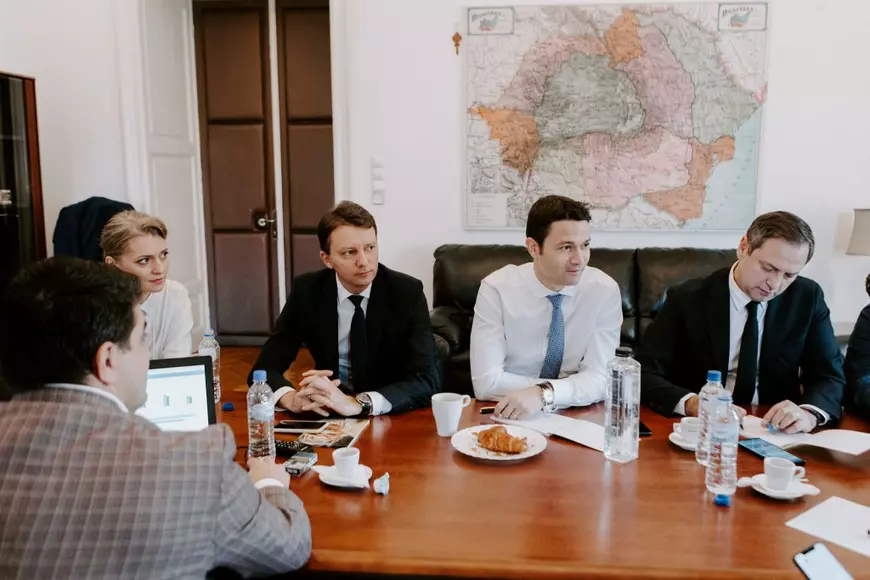 Ultimele îndemnuri ale liberalilor, înainte de închiderea urnelor. Rareş Bogdan, către diaspora: „A venit momentul să îi trimitem la lada de gunoi!”