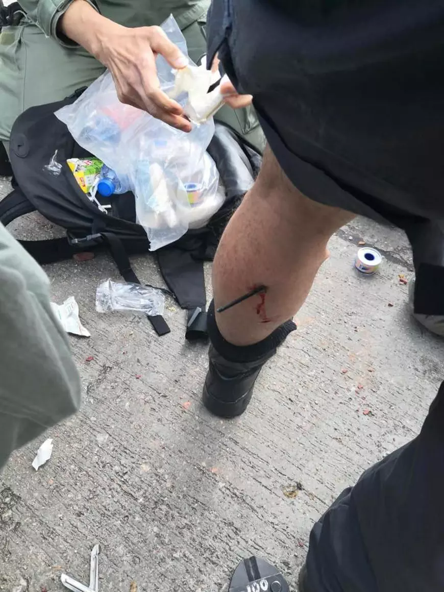 Un polițist a fost rănit de o săgeată în timpul confruntărilor cu manifestanții, în Hong Kong / FOTO
