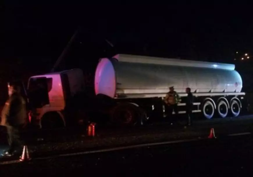 Accident pe DN1. O cisternă plină cu 34 de tone de combustibil a intrat într-un stâlp electric